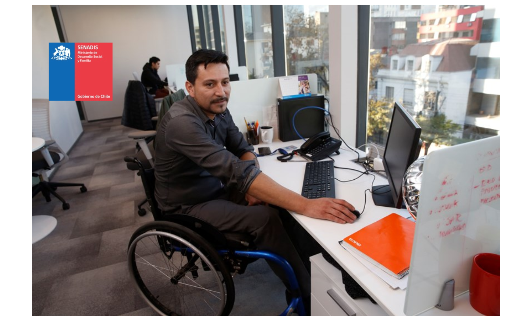 Persona con discapacidad física frente a un ordenador.