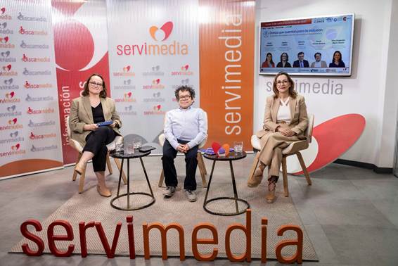 Foto en el set de grabación de Servimedia, de izquierda a derecha: Sabina Lobato (Fundación ONCE), Jesús Martín Blanco (PID), y Gina Magnolia Riaño Barón (OISS)